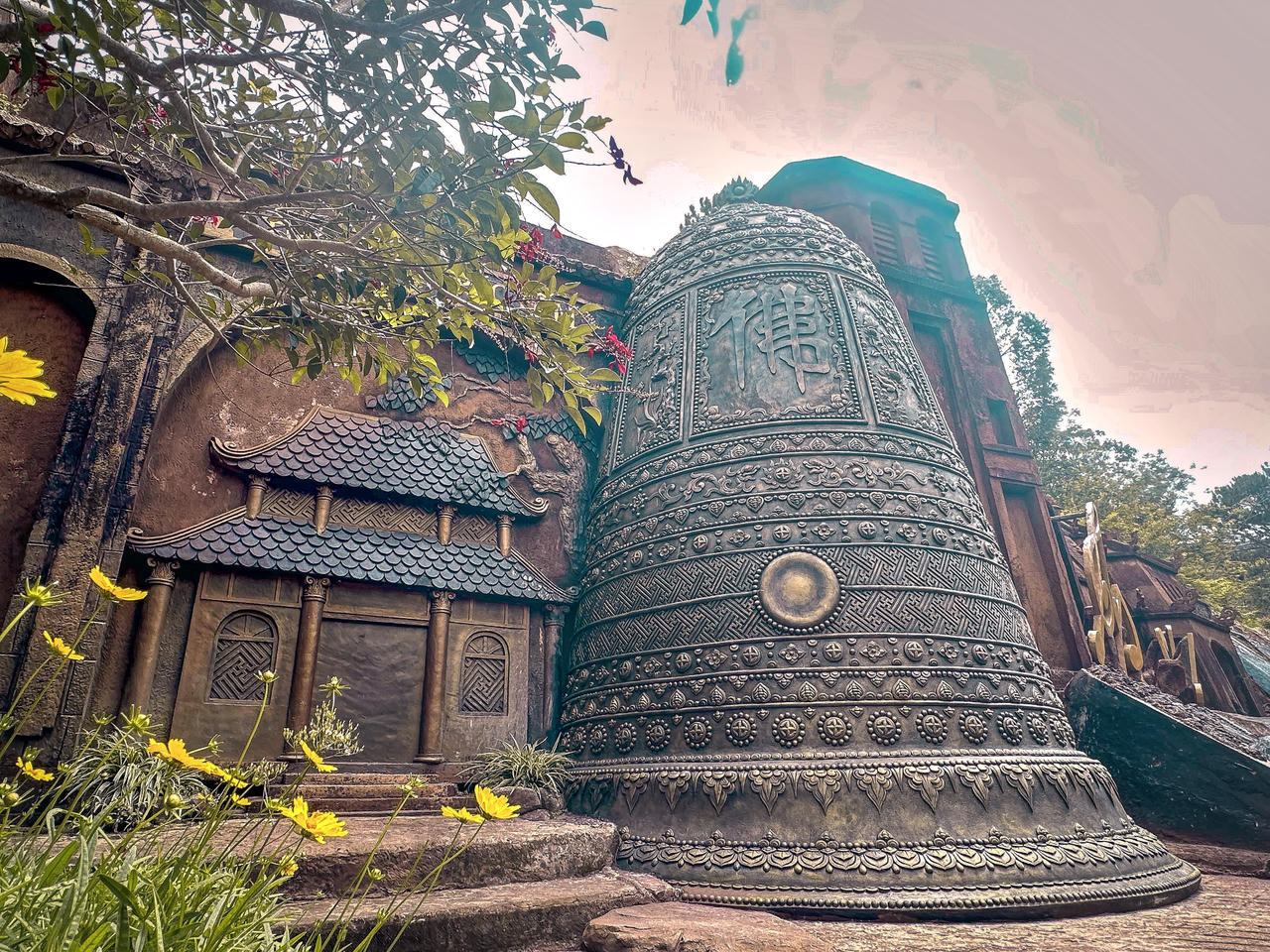 Độc lạ Hầm đất sét giữa rừng thông