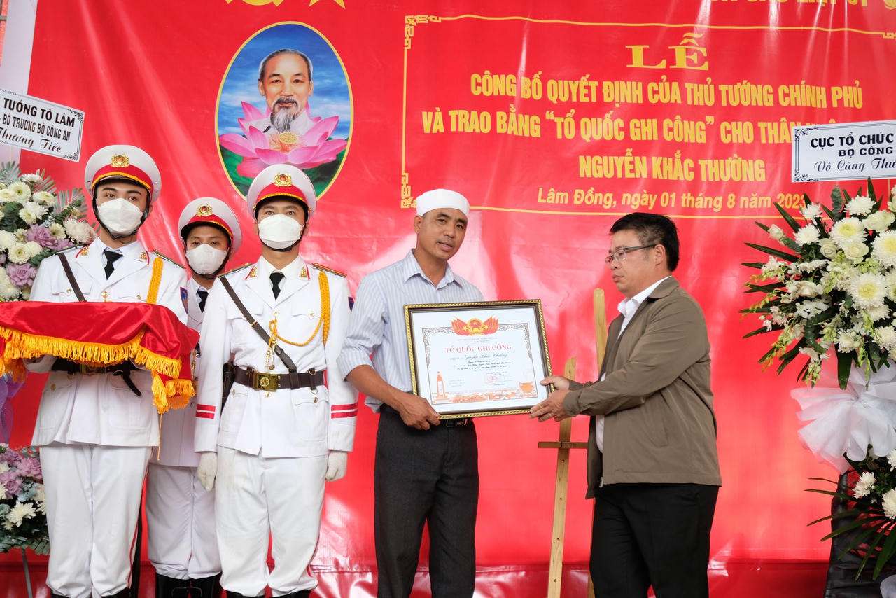 Trao bằng Tổ quốc ghi công cho thân nhân 3 chiến sĩ CSGT hy sinh trên đèo Bảo Lộc