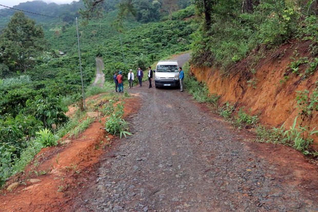 Đồng bào dân tộc thiểu số hào sảng hiến đất mở đường