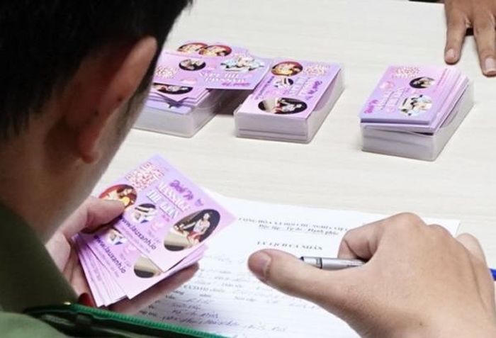 Bắt quả tang 2 đối tượng phát tờ rơi khiêu dâm 