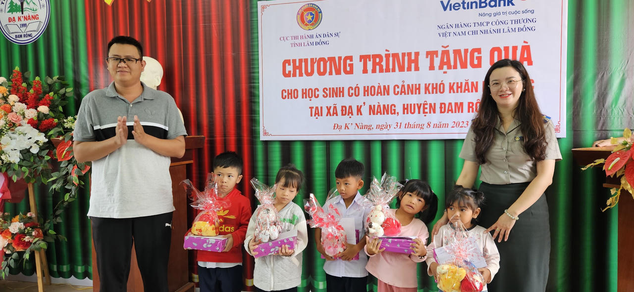 Tặng 60 phần quà cho học sinh nghèo, gia đình chính sách tại Lâm Đồng