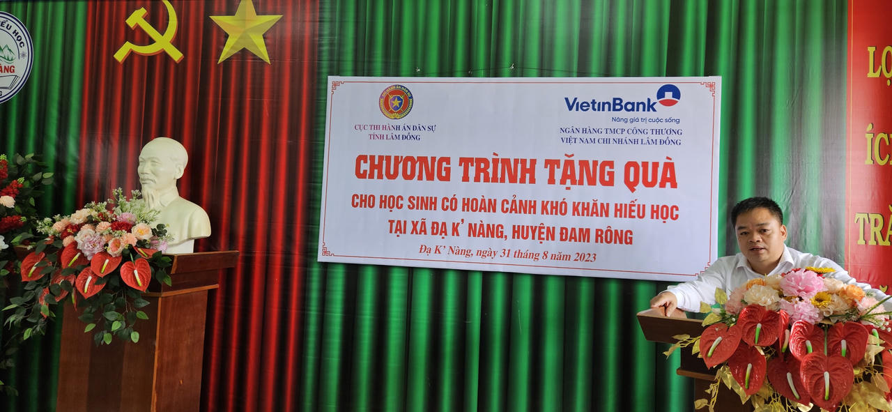Tặng 60 phần quà cho học sinh nghèo, gia đình chính sách tại Lâm Đồng
