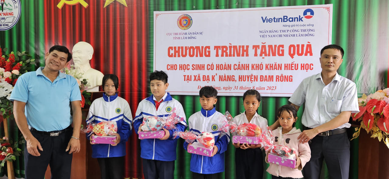 Tặng 60 phần quà cho học sinh nghèo, gia đình chính sách tại Lâm Đồng