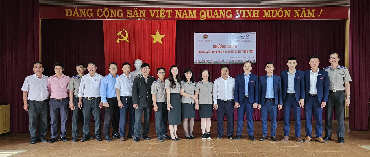 Tặng 60 phần quà cho học sinh nghèo, gia đình chính sách tại Lâm Đồng