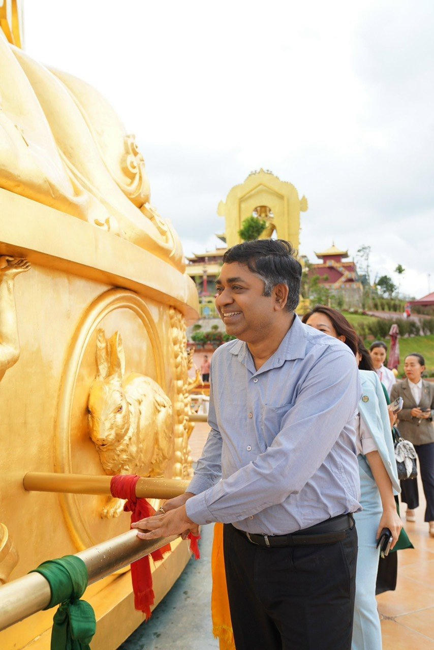 Tổng lãnh sự Ấn Độ tại TP HCM tham quan Đại bảo tháp kinh luân lớn nhất thế giới