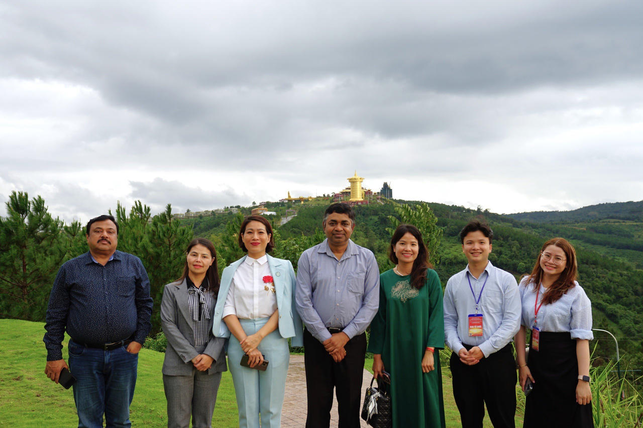 Tổng lãnh sự Ấn Độ tại TP HCM tham quan Đại bảo tháp kinh luân lớn nhất thế giới