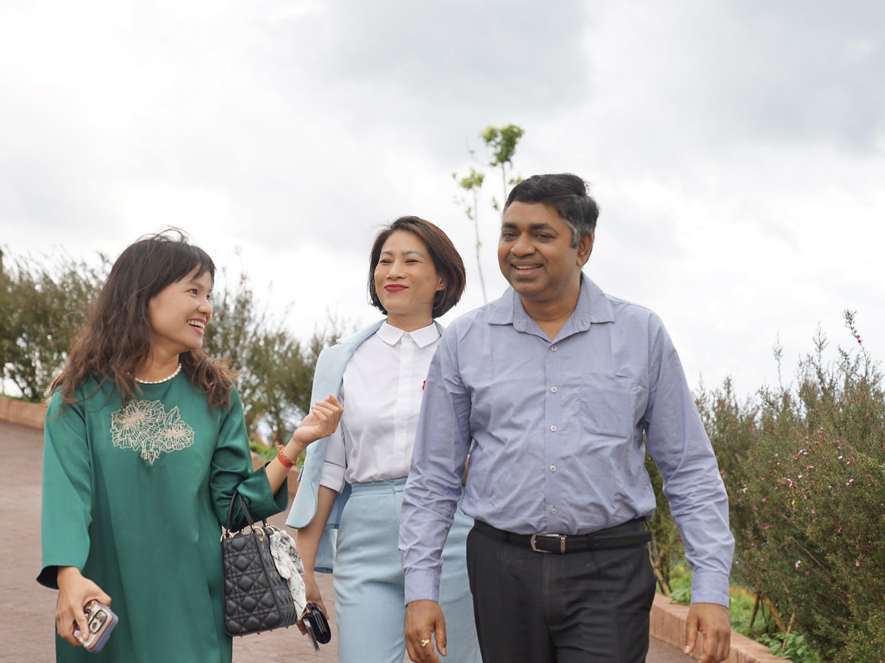 Tổng lãnh sự Ấn Độ tại TP HCM tham quan Đại bảo tháp kinh luân lớn nhất thế giới