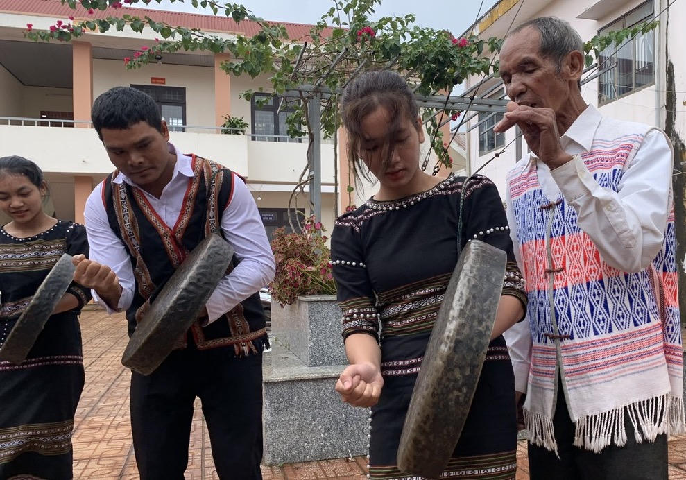Già làng 'giữ lửa' âm vang cồng chiêng