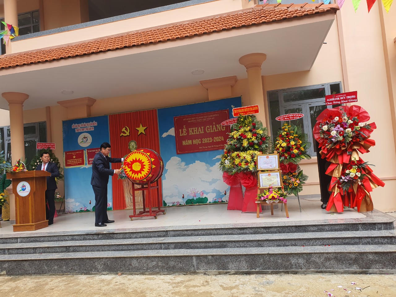 Tưng bừng khai giảng năm học mới trên mọi miền đất nước