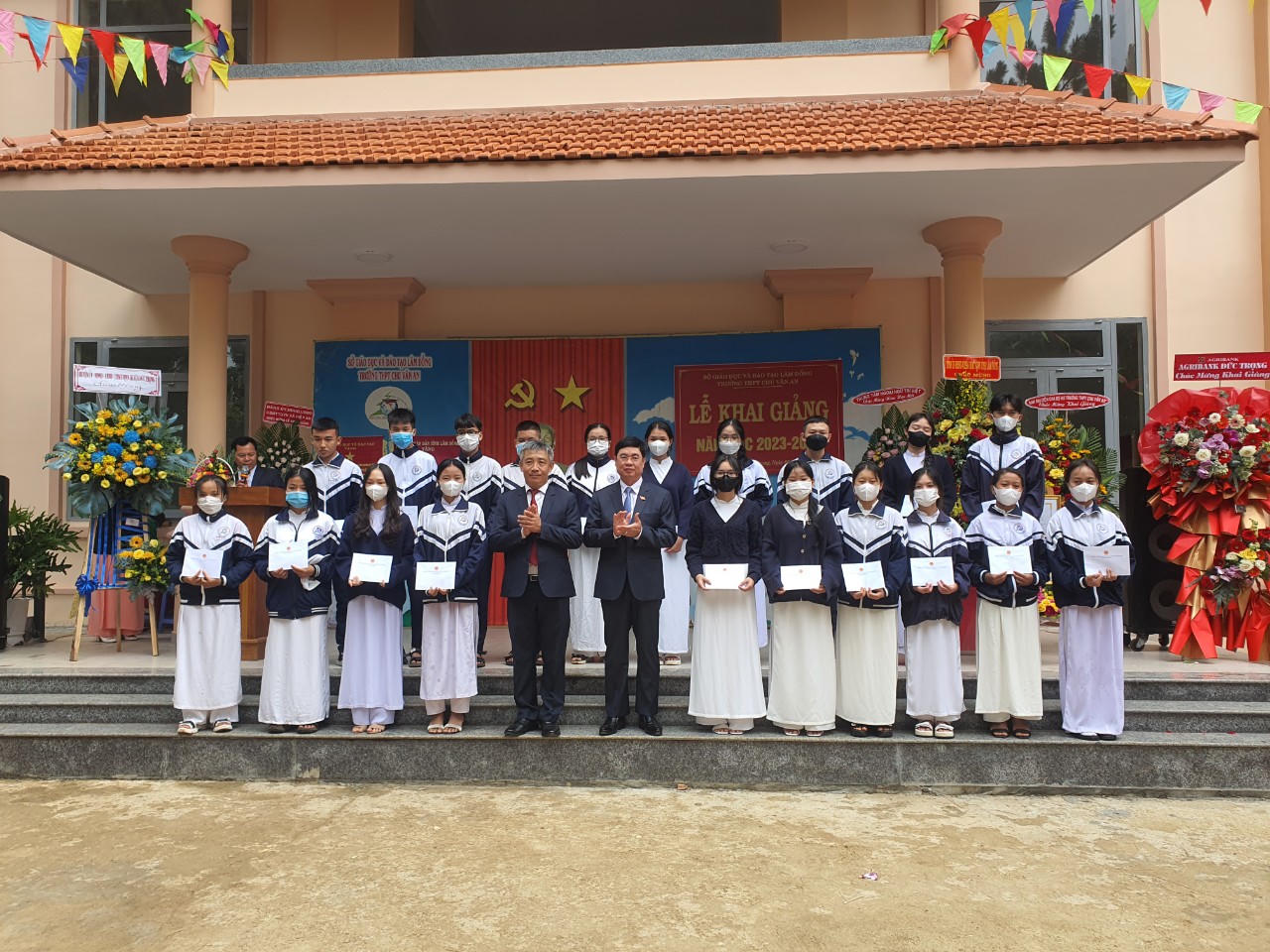 Tưng bừng khai giảng năm học mới trên mọi miền đất nước