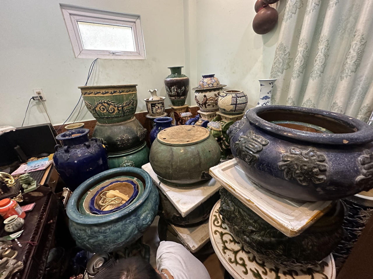 Nhóm đối tượng nghiện trộm cắp gần 600 bình gốm, chậu cây cảnh cổ