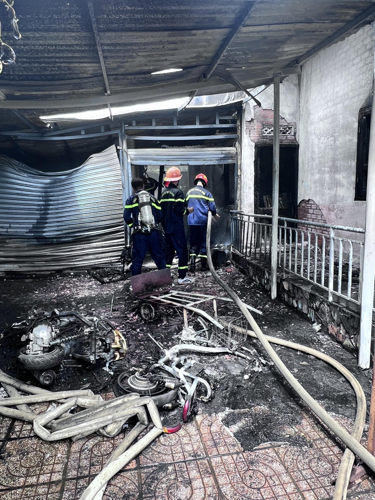 Công an hỗ trợ người dân tìm hàng chục cây vàng và tiền trong đám cháy