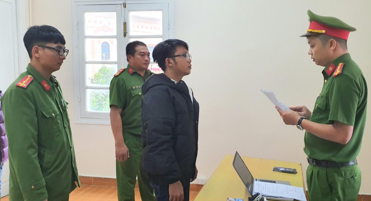 Bắt giam Phó giám đốc và 2 nhân viên khu du lịch làng Cù Lần