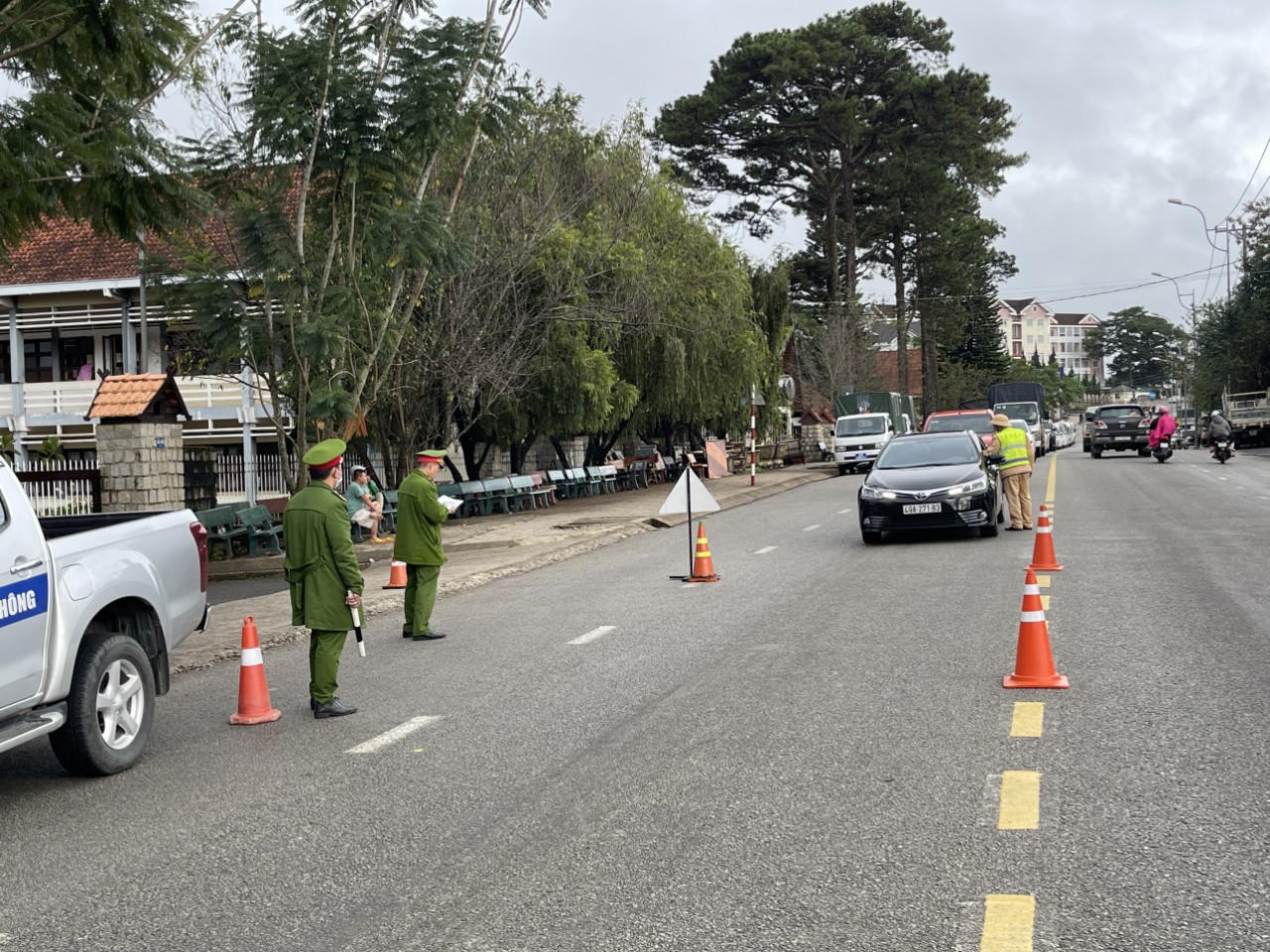 Phát hiện, xử lý nhiều vi phạm giao thông trên QL 20