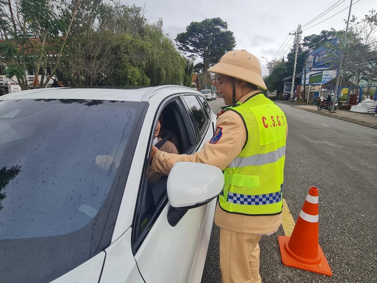 Phát hiện, xử lý nhiều vi phạm giao thông trên QL 20