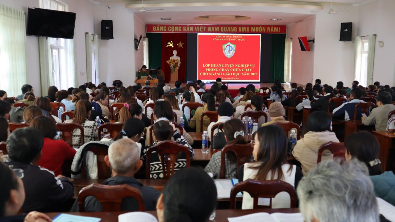 Huấn luyện kỹ năng xử lý cháy nổ cho giáo viên