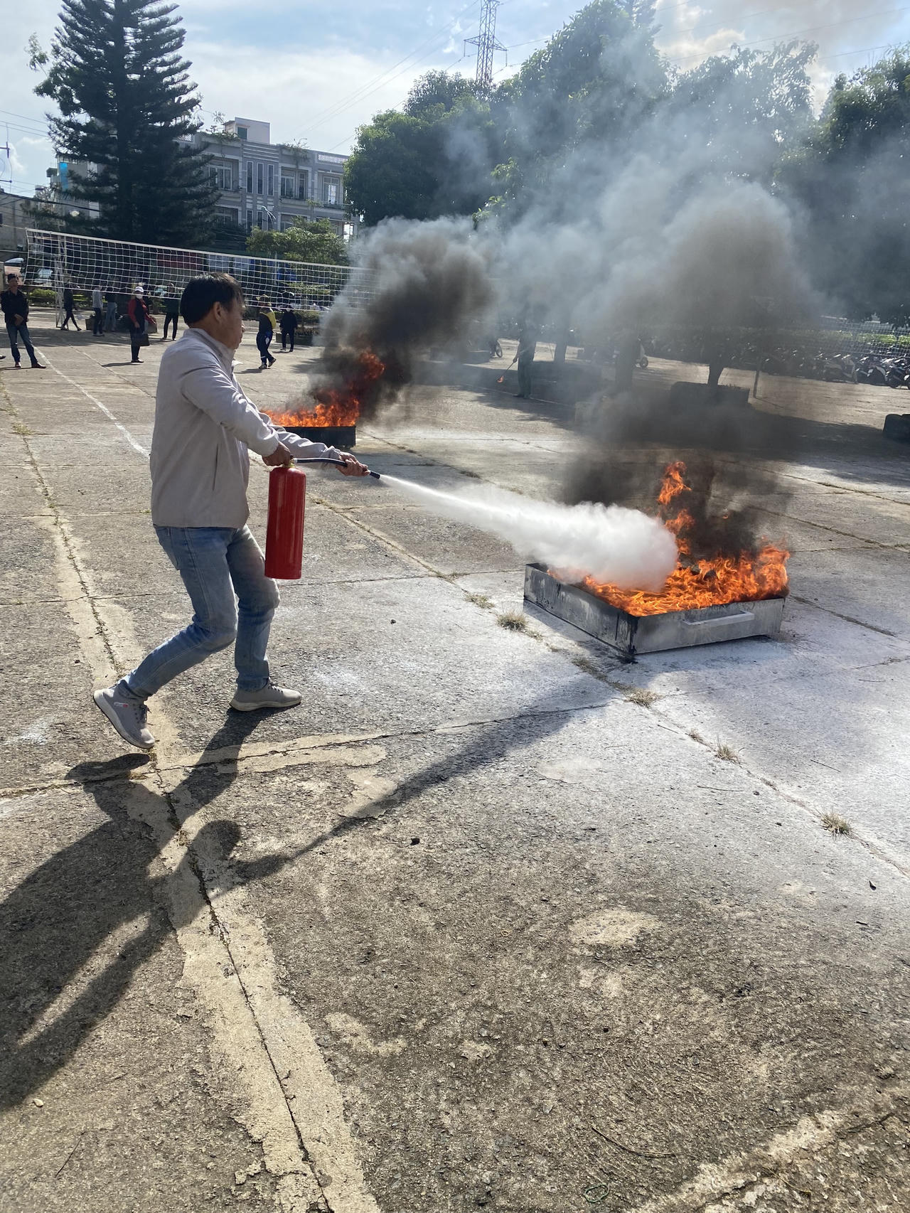 Huấn luyện kỹ năng xử lý cháy nổ cho giáo viên