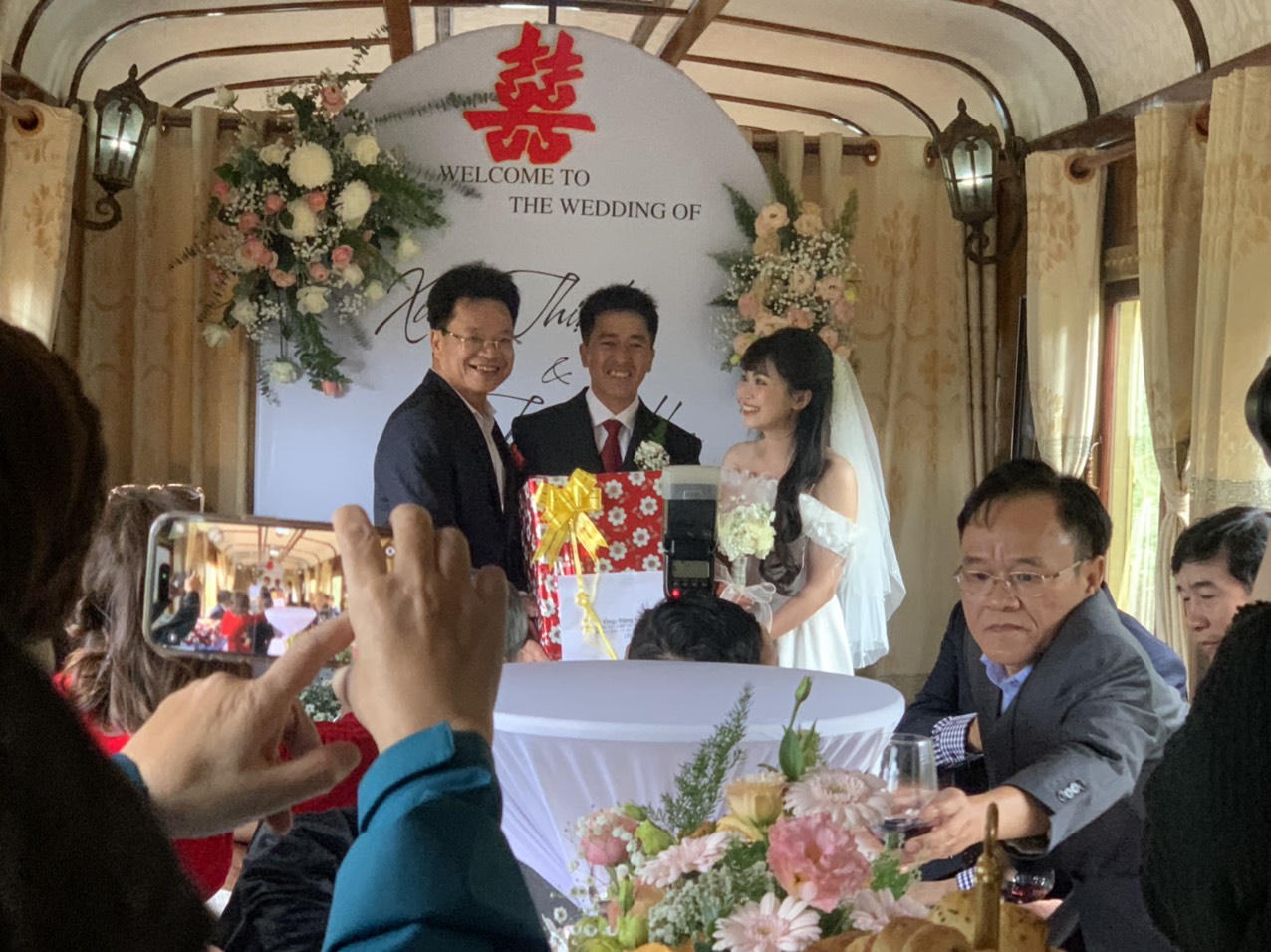 Độc đáo đám cưới 'di động' đầu tiên trên tàu hoả tại Việt Nam