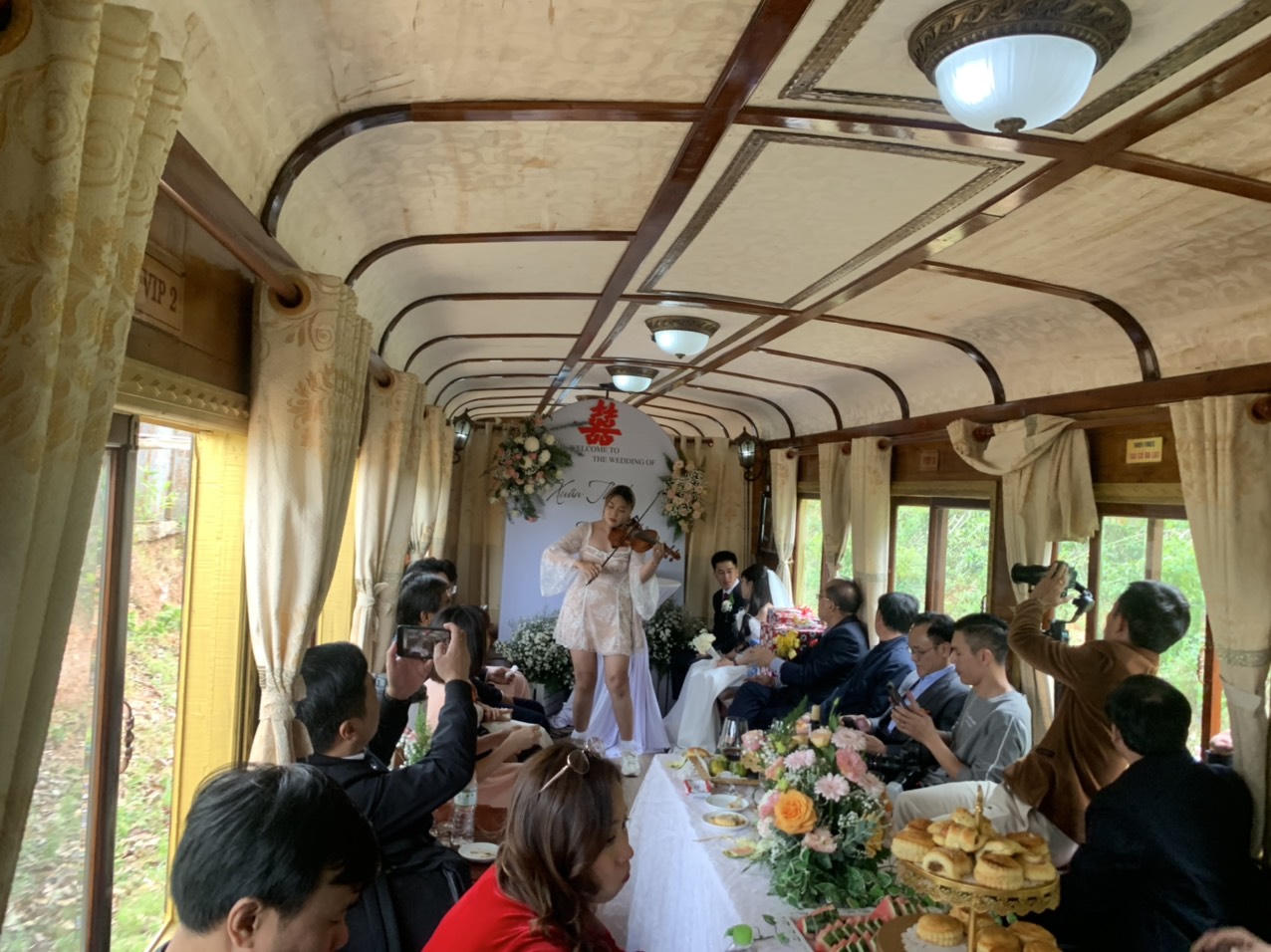 Độc đáo đám cưới 'di động' đầu tiên trên tàu hoả tại Việt Nam