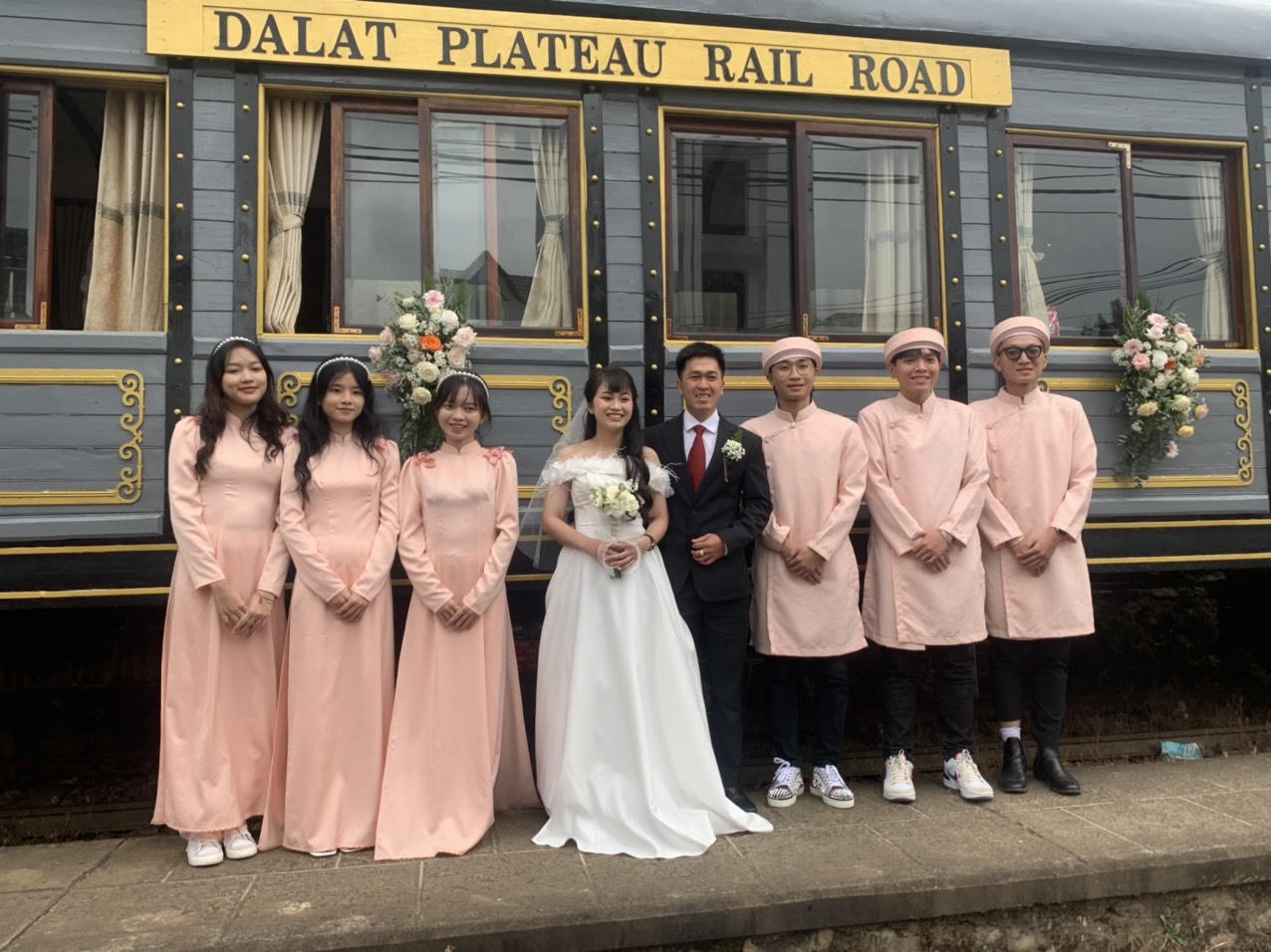 Độc đáo đám cưới 'di động' đầu tiên trên tàu hoả tại Việt Nam
