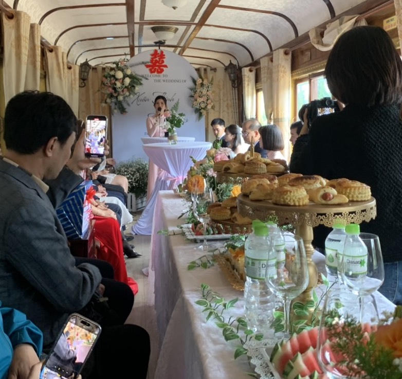 Độc đáo đám cưới 'di động' đầu tiên trên tàu hoả tại Việt Nam