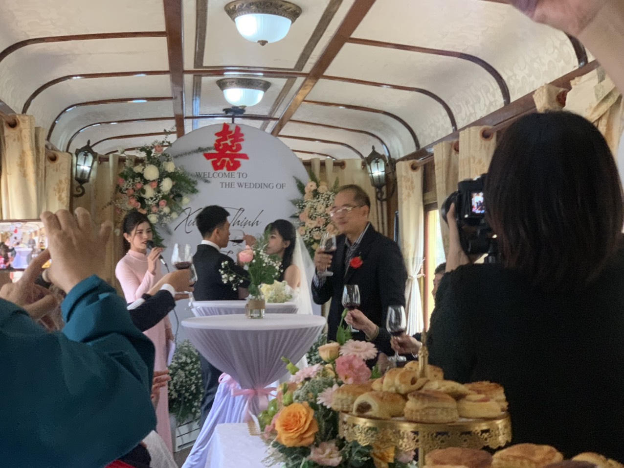 Độc đáo đám cưới 'di động' đầu tiên trên tàu hoả tại Việt Nam