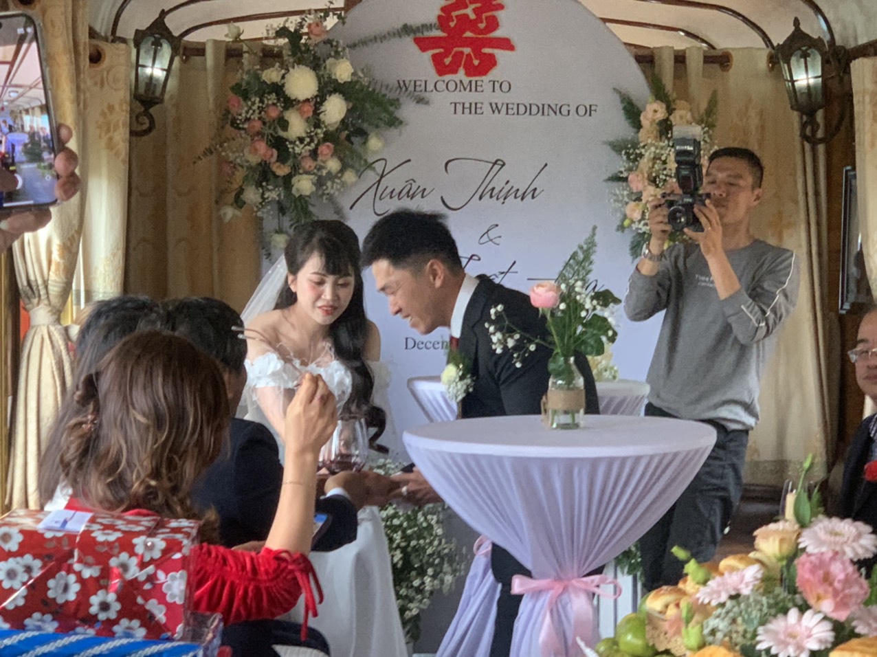 Độc đáo đám cưới 'di động' đầu tiên trên tàu hoả tại Việt Nam