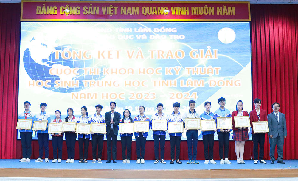 Lâm Đồng trao giải cuộc thi nghiên cứu Khoa học kỹ thuật dành cho học sinh trung học