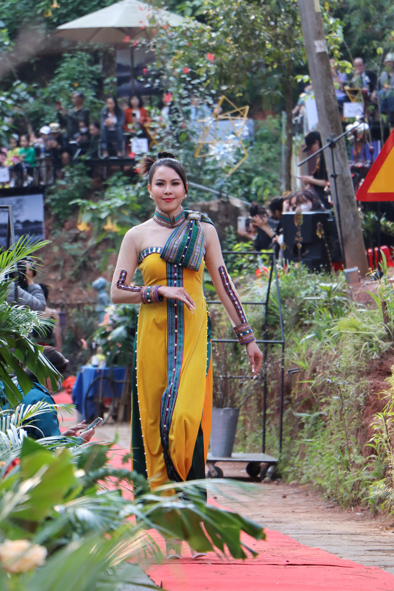 Trình diễn trang phục K’ho trên đường phố Đà Lạt