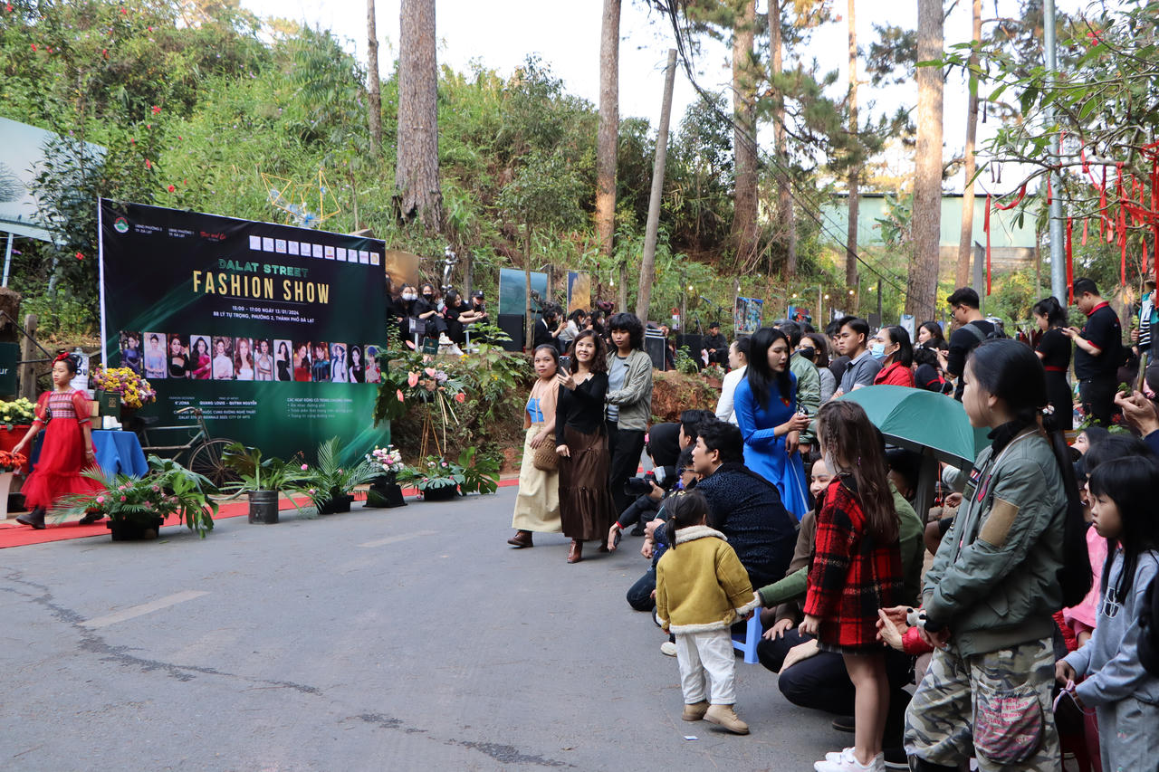 Trình diễn trang phục K’ho trên đường phố Đà Lạt