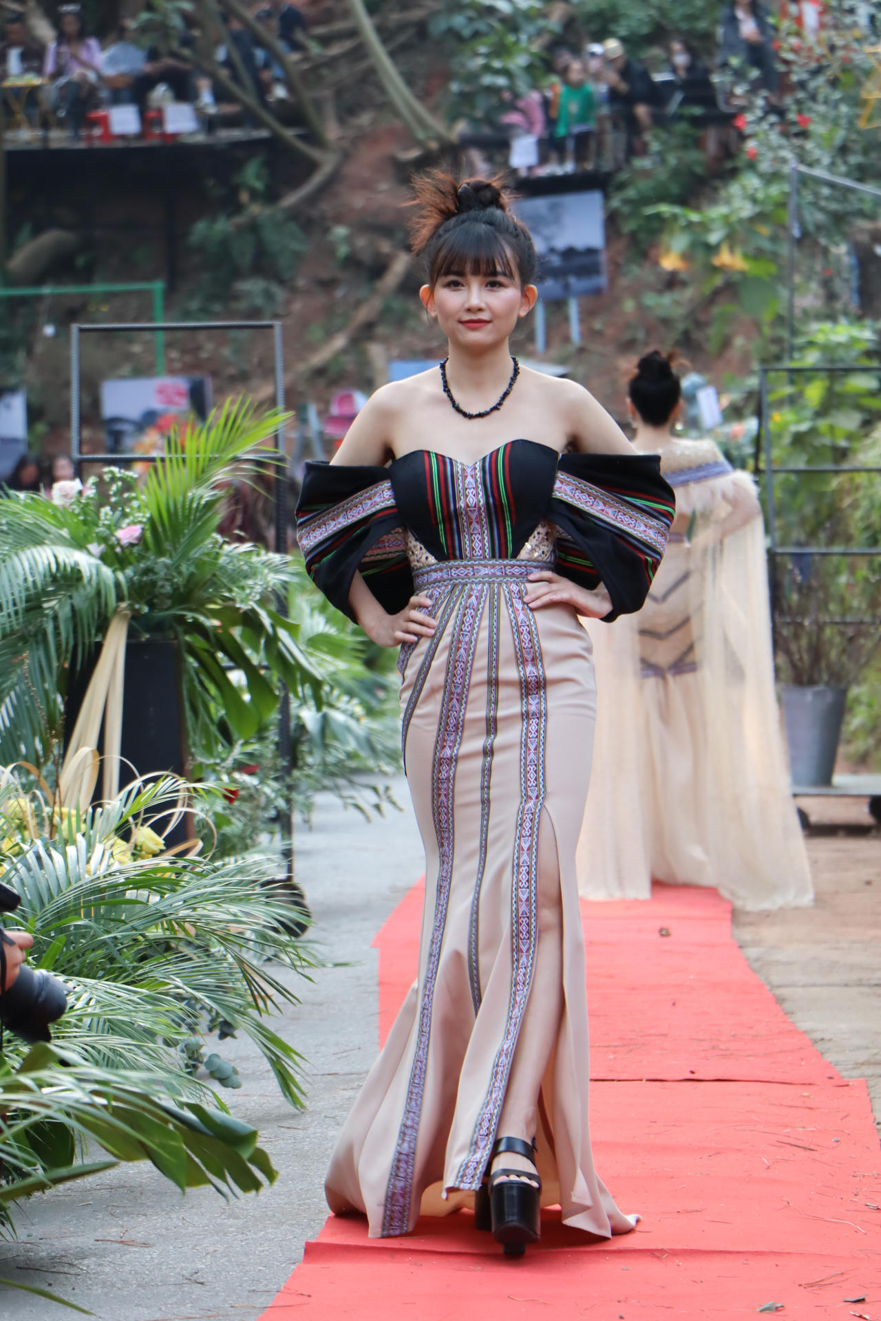 Trình diễn trang phục K’ho trên đường phố Đà Lạt