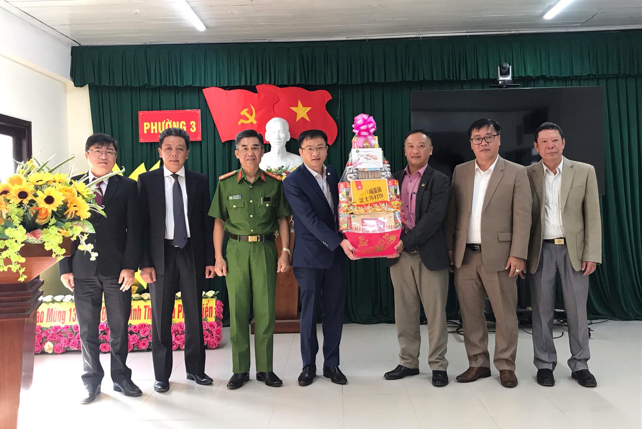 Đà Lạt tặng quà Tết cho người cao tuổi và gia đình chính sách