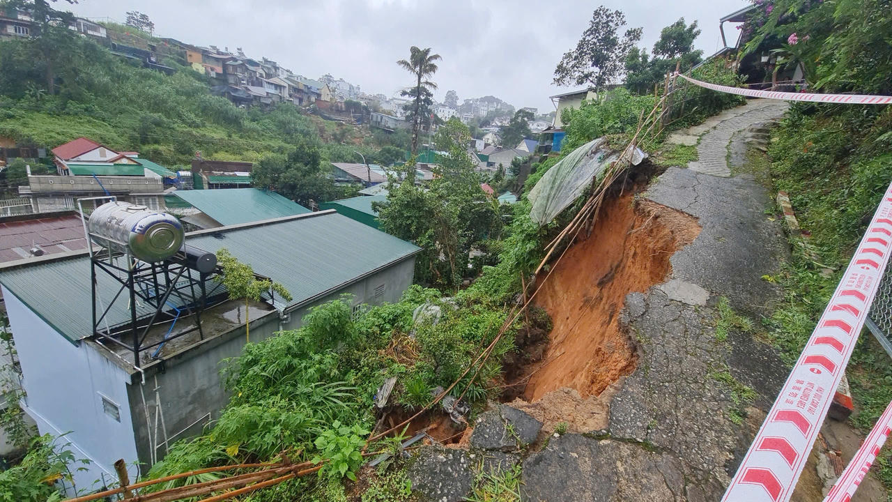 Di dời khẩn cấp 5 hộ dân khỏi khu vực nguy cơ sạt lở ở Đà Lạt