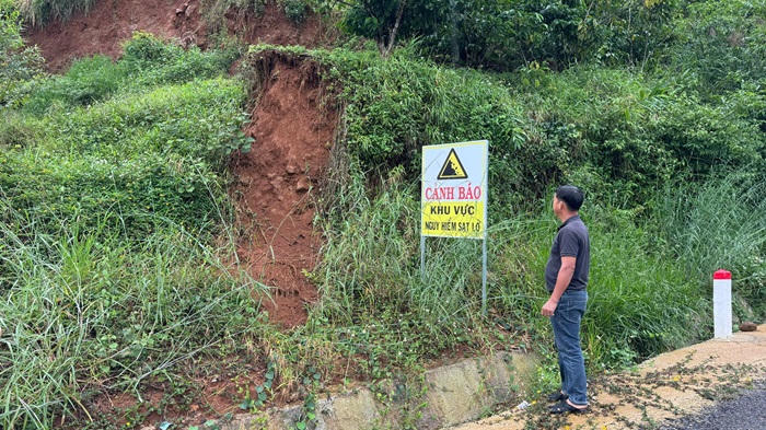 Bất ngờ xuất hiện vết nứt lớn trên đồi ở Lâm Đồng