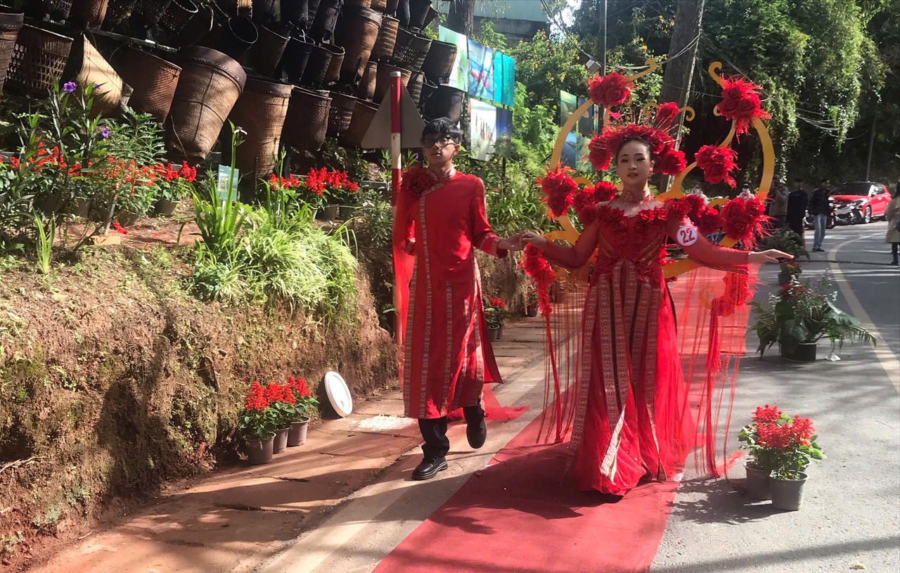 Gần 140 thí sinh biểu diễn thời trang chào mừng Festival Hoa Đà Lạt