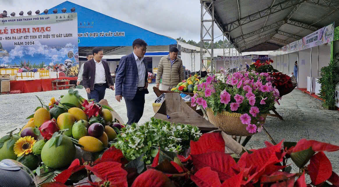 Bí thư thành ủy Đà Lạt kiểm tra điểm phục vụ Festival Hoa