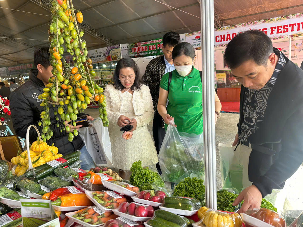 Ngất ngây thưởng thức đặc sản Đà Lạt tại phiên chợ rau hoa