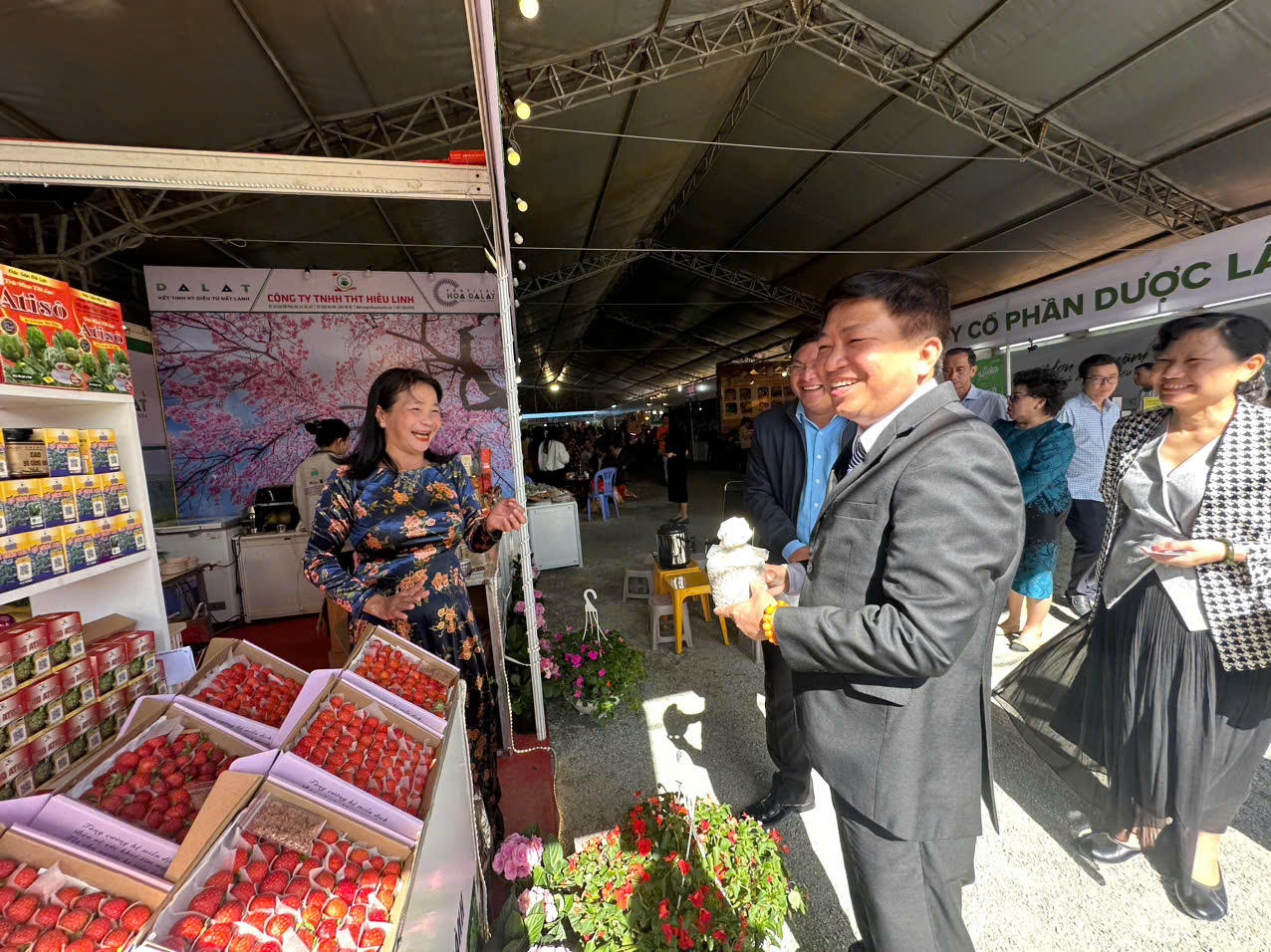 Ngất ngây thưởng thức đặc sản Đà Lạt tại phiên chợ rau hoa