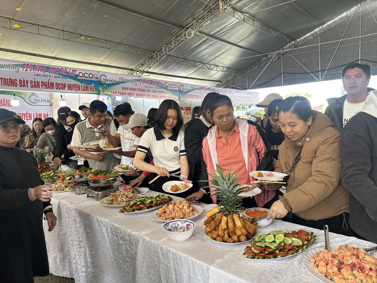 Ngất ngây thưởng thức đặc sản Đà Lạt tại phiên chợ rau hoa