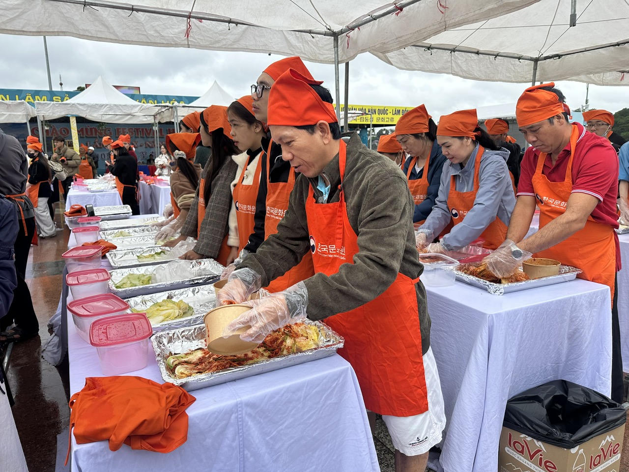Người dân, du khách trải nghiệm làm kim chi Hàn Quốc ở Đà Lạt