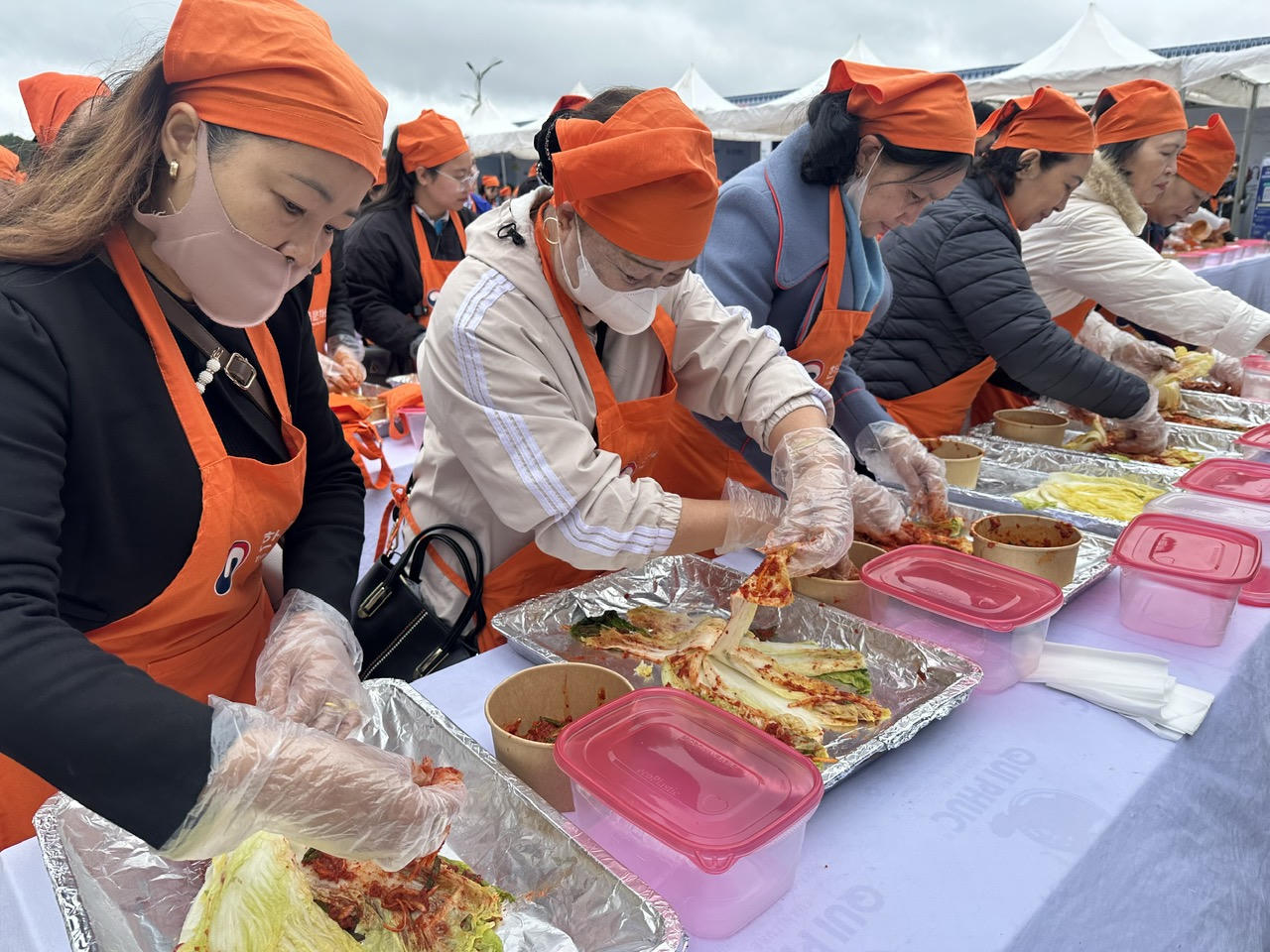 Người dân, du khách trải nghiệm làm kim chi Hàn Quốc ở Đà Lạt