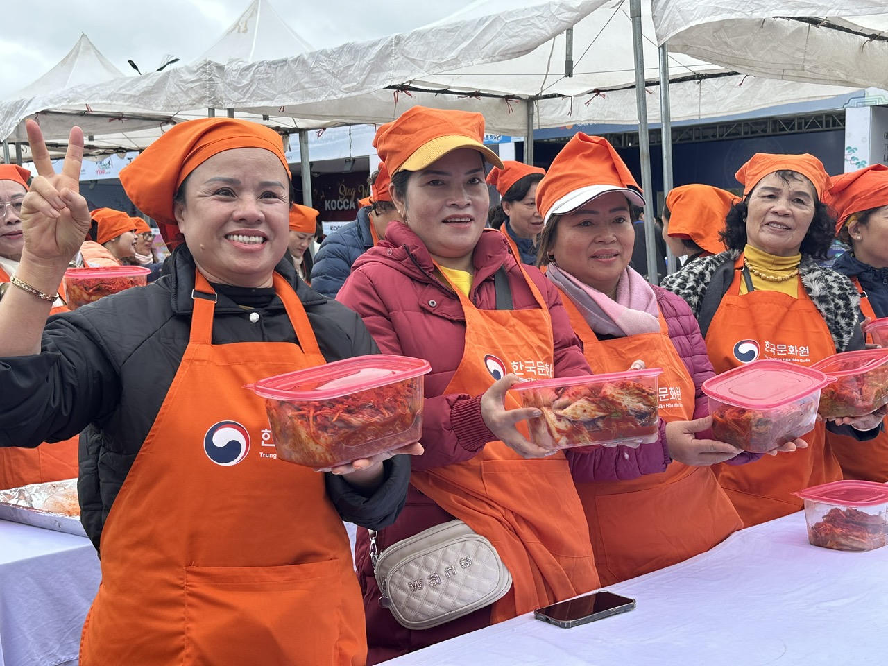 Người dân, du khách trải nghiệm làm kim chi Hàn Quốc ở Đà Lạt