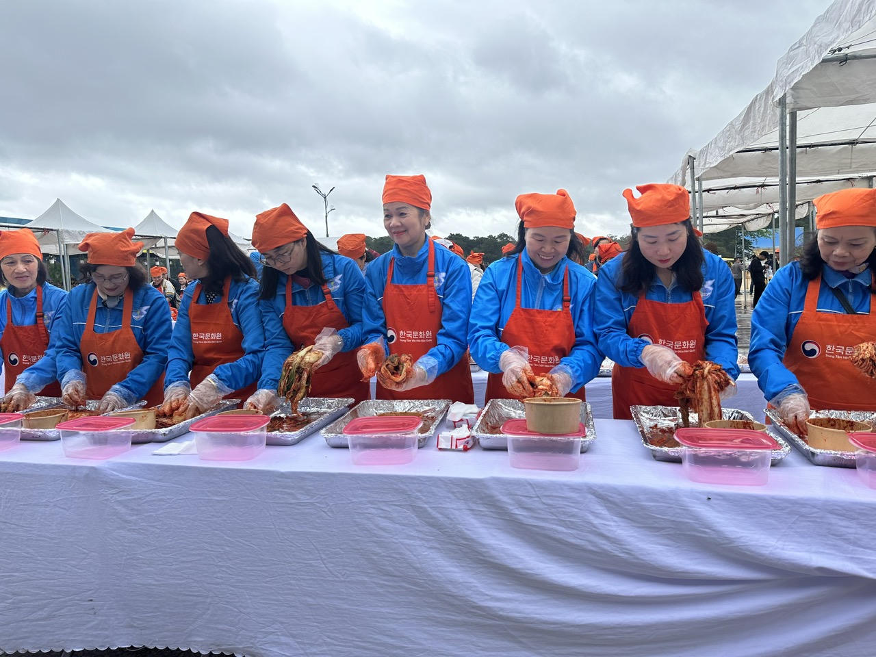 Người dân, du khách trải nghiệm làm kim chi Hàn Quốc ở Đà Lạt