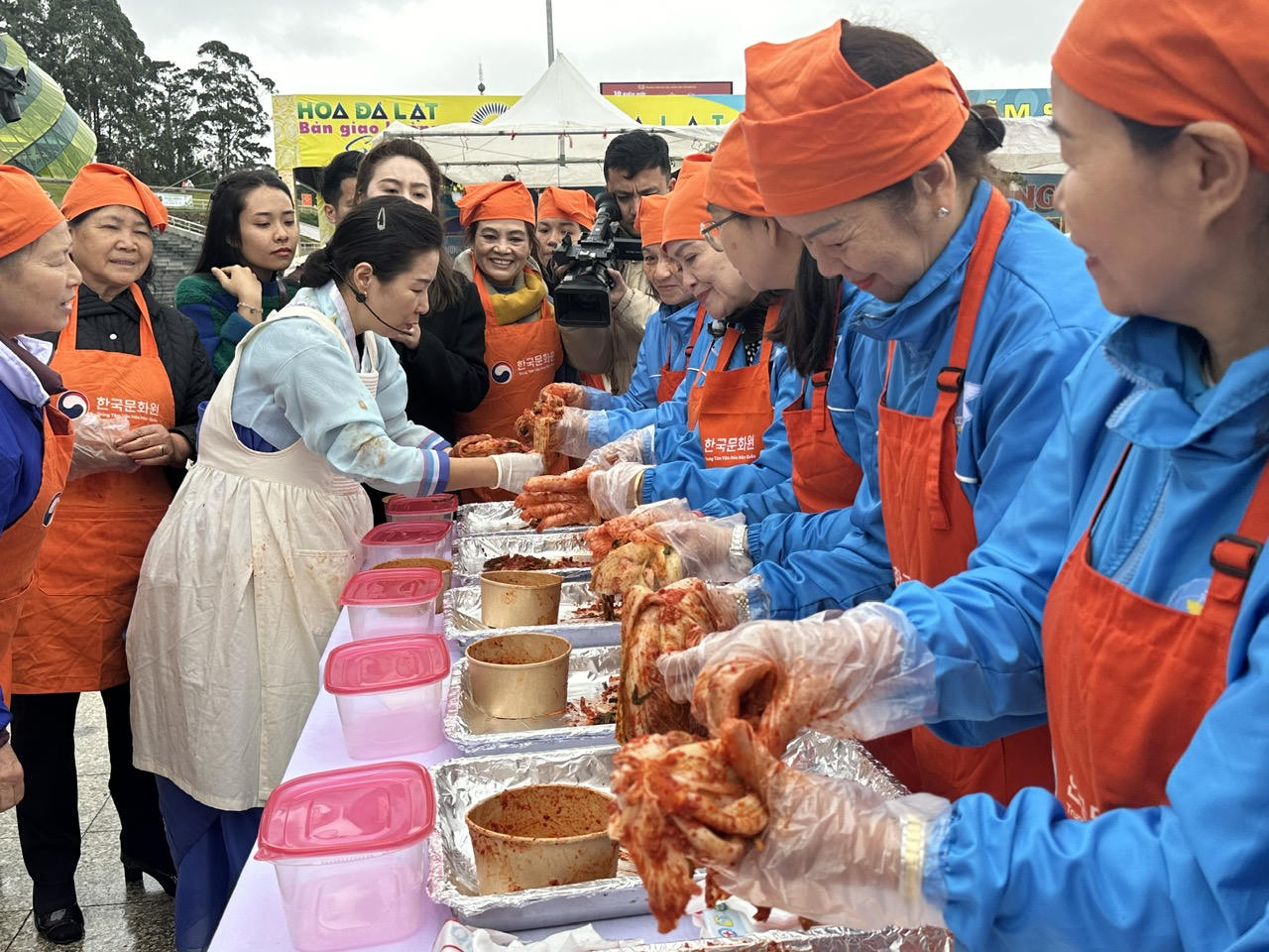 Người dân, du khách trải nghiệm làm kim chi Hàn Quốc ở Đà Lạt