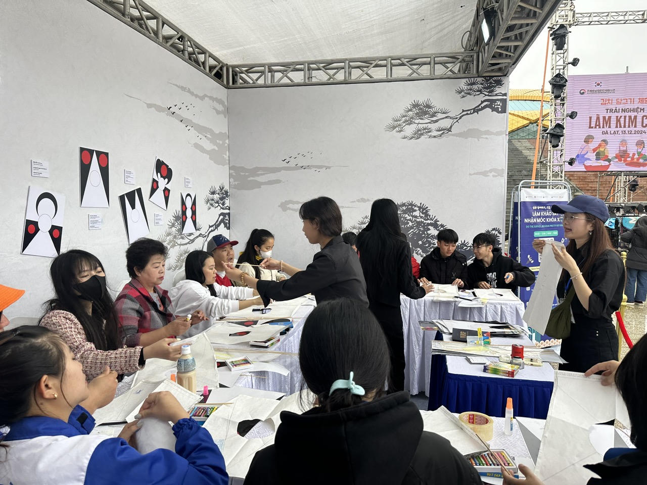 Người dân, du khách trải nghiệm làm kim chi Hàn Quốc ở Đà Lạt