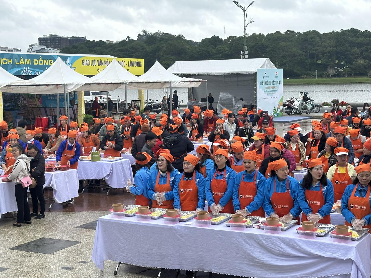 Người dân, du khách trải nghiệm làm kim chi Hàn Quốc ở Đà Lạt