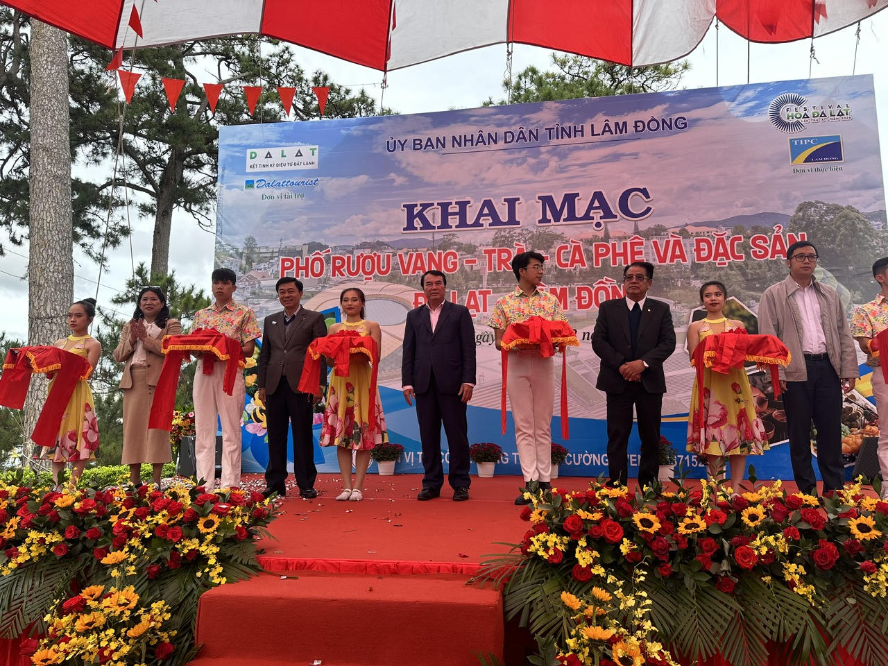 Khai trương Phố rượu vang, trà, cà phê và đặc sản Đà Lạt