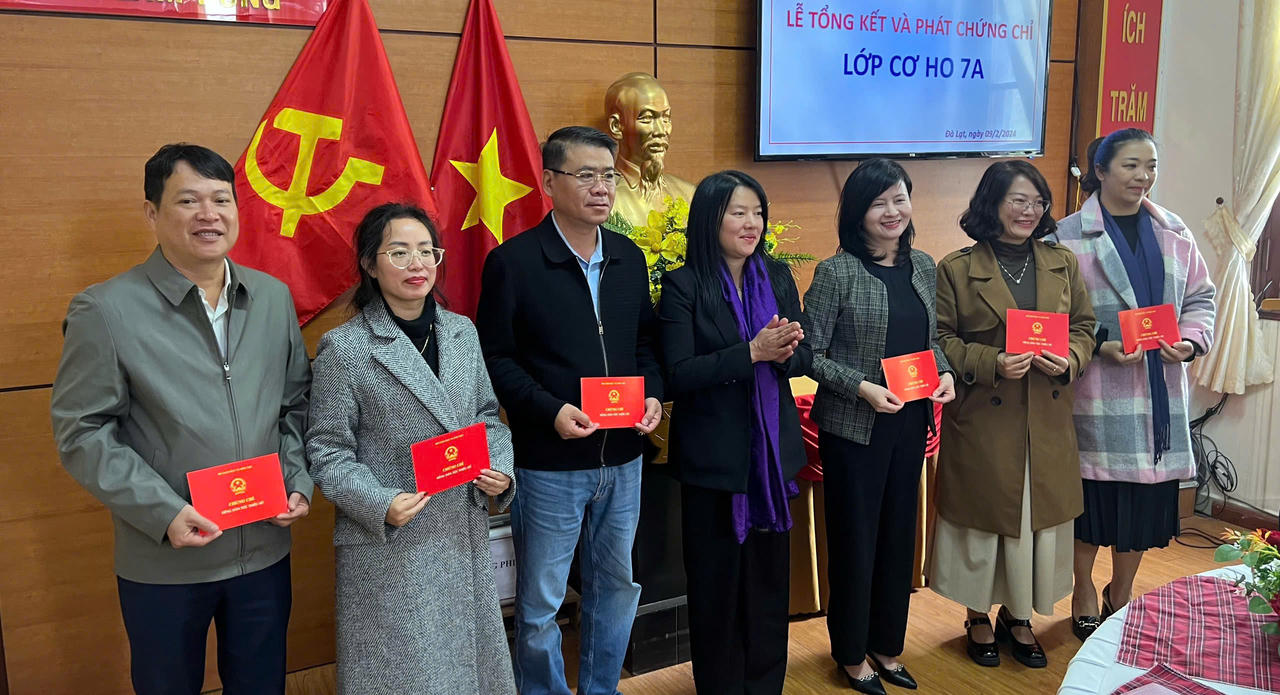20 cán bộ Đà Lạt nhận chứng chỉ tiếng dân tộc Kơ Ho