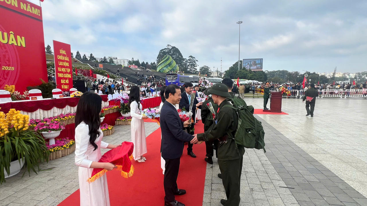 Thanh niên ưu tú toàn quốc phấn khởi lên đường nhập ngũ
