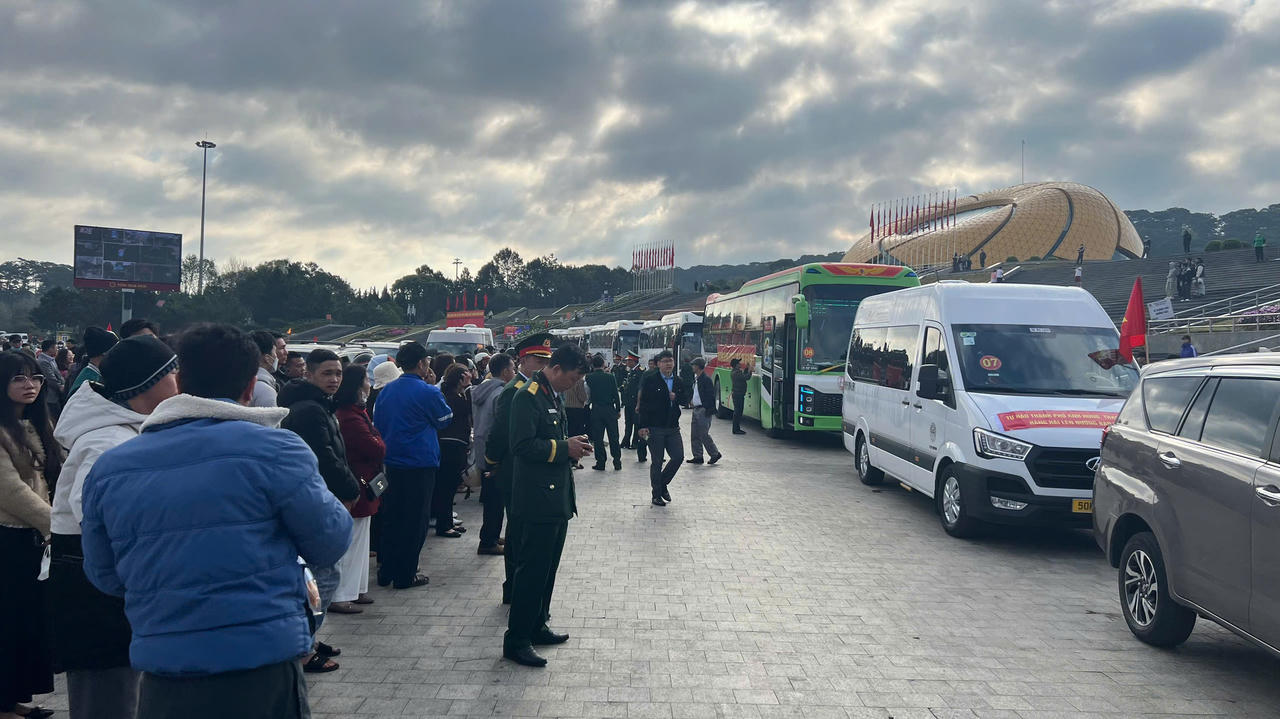 Thanh niên ưu tú toàn quốc phấn khởi lên đường nhập ngũ